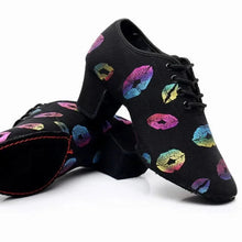 Laden Sie das Bild in den Galerie-Viewer, LatinAmore Shoe Line - KISS ME Trainingsschuhe