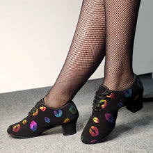 Laden Sie das Bild in den Galerie-Viewer, LatinAmore Shoe Line - KISS ME Trainingsschuhe